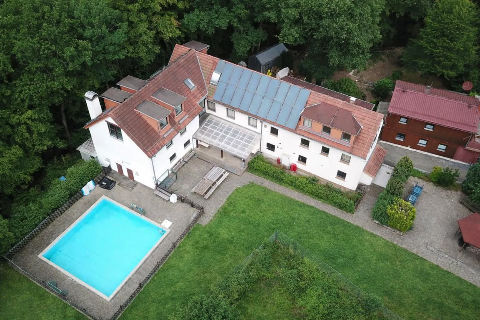 Luftaufnahme des Bibelfreizeitheims Gemünden mit Schwimmbad und Wiese
